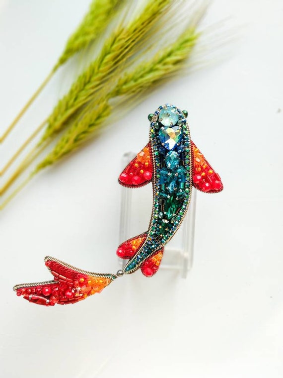 Fish Brooch Pin: Where to Buy Them and How to Wear Them Correctly.