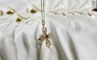 Discover the Beauty of a Brooch Pendant: Styles and Trends
