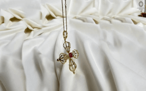 Discover the Beauty of a Brooch Pendant: Styles and Trends