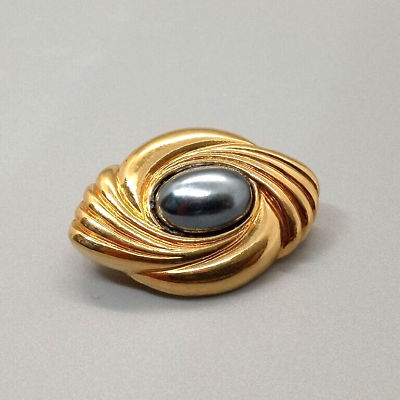 Avon Brooch Styles: Add a Touch of Glamour