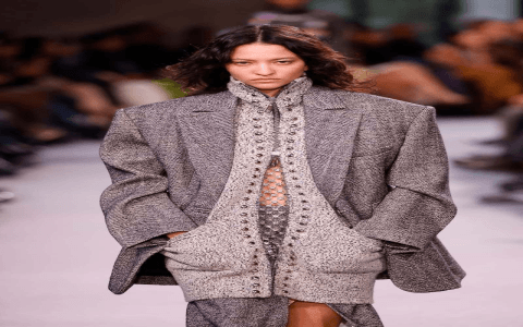 Shoulder Pads Comeback 2024:  A Guide to Styling Shoulder Pads