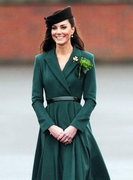 Dress with Brooch: A Must-Have for Your Wardrobe