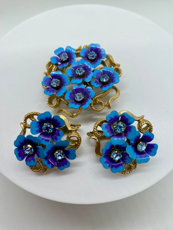 Avon Brooch Styles: Add a Touch of Glamour