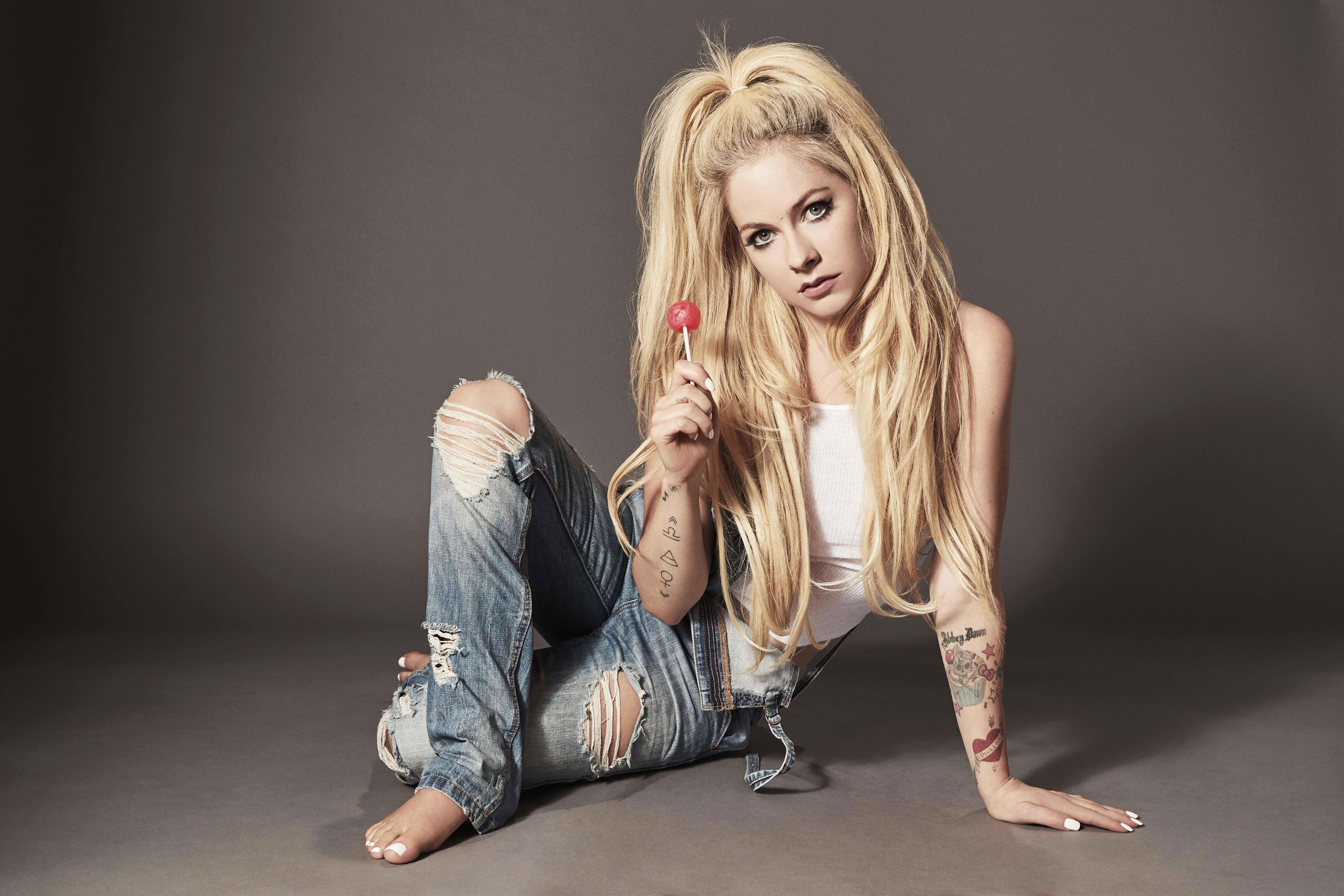 Avril Lavigne Soles: Where to Find the Best Photos Online.