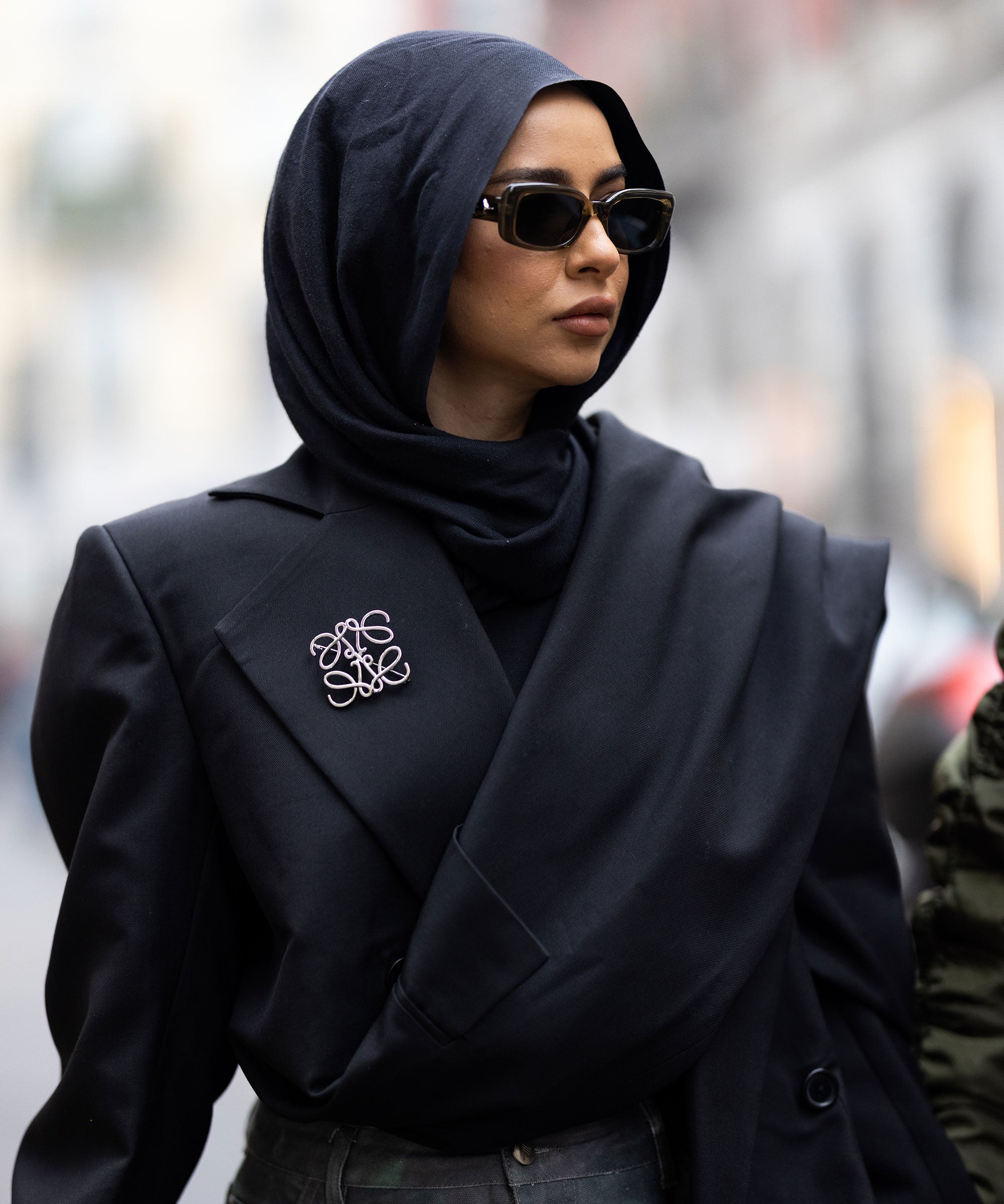 Scarf and brooch trends to try (Simple and fashionable looks)