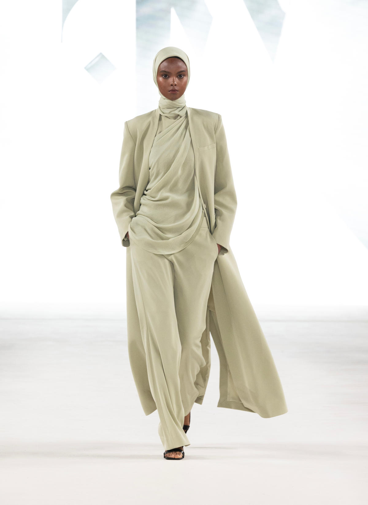 Saudi Arabia Fashion for Everyone: Explore modest and modern looks now!