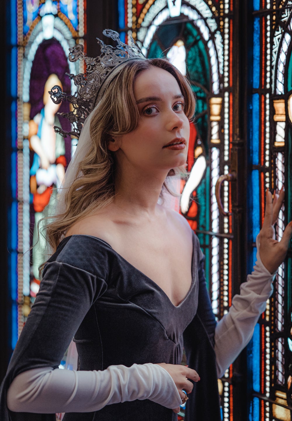 Stunning Looks: Wearing Roberts Crown Like a Pro