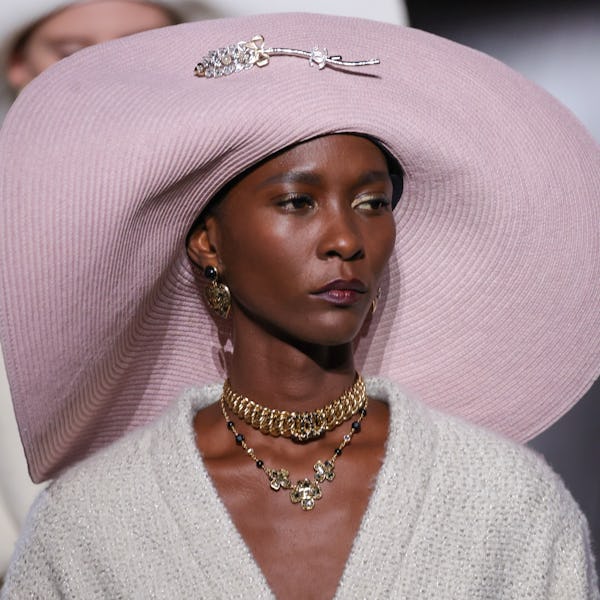 Discover the Beauty of a Brooch Pendant: Styles and Trends