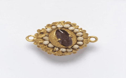 Where to Buy a Gem Brooch:  Discover the Best Deals and Collections