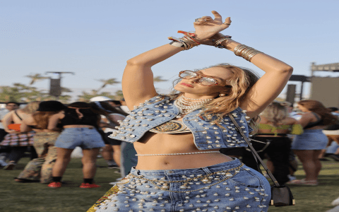 Coachella Street Style Inspiration: Hot Trends and How to Dress for the Coachella.