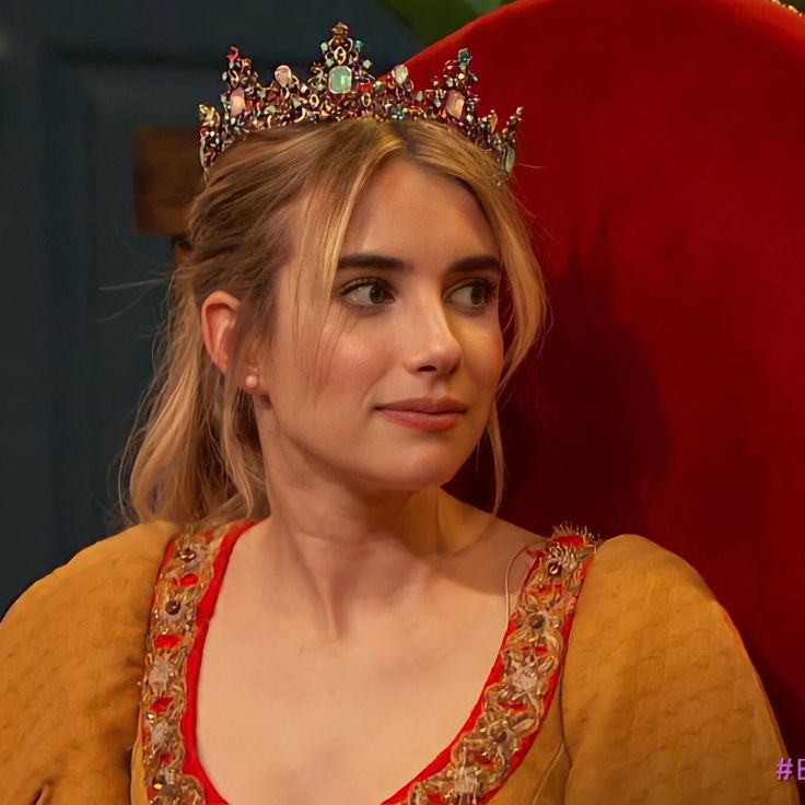Stunning Looks: Wearing Roberts Crown Like a Pro
