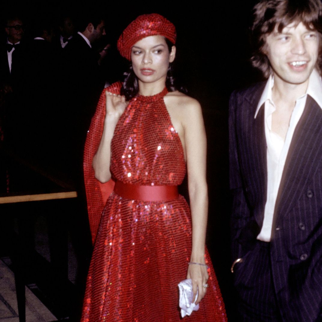 Young Bianca Jaggers best outfits, recreate her most famous looks.