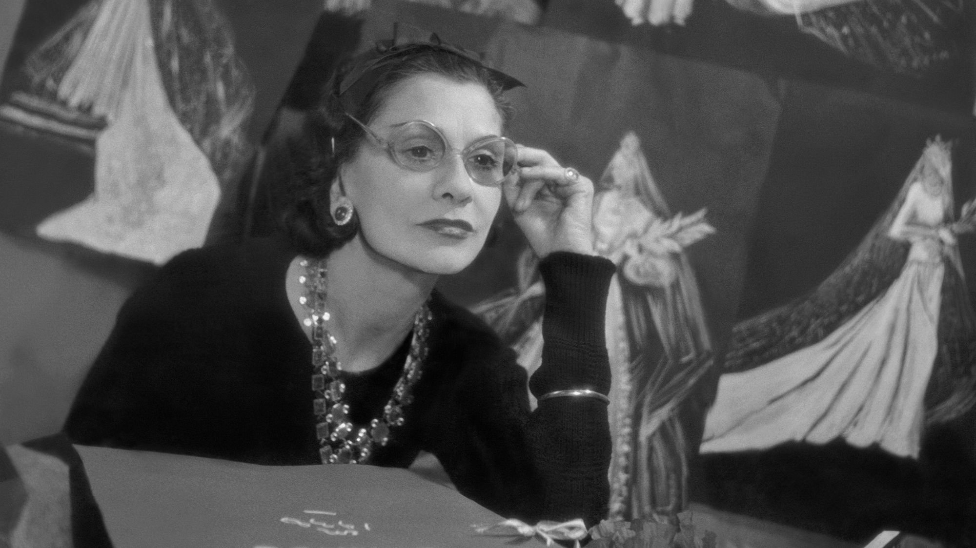 Stunning Coco Chanel Pics: A Fashion Legends Life in Photos.