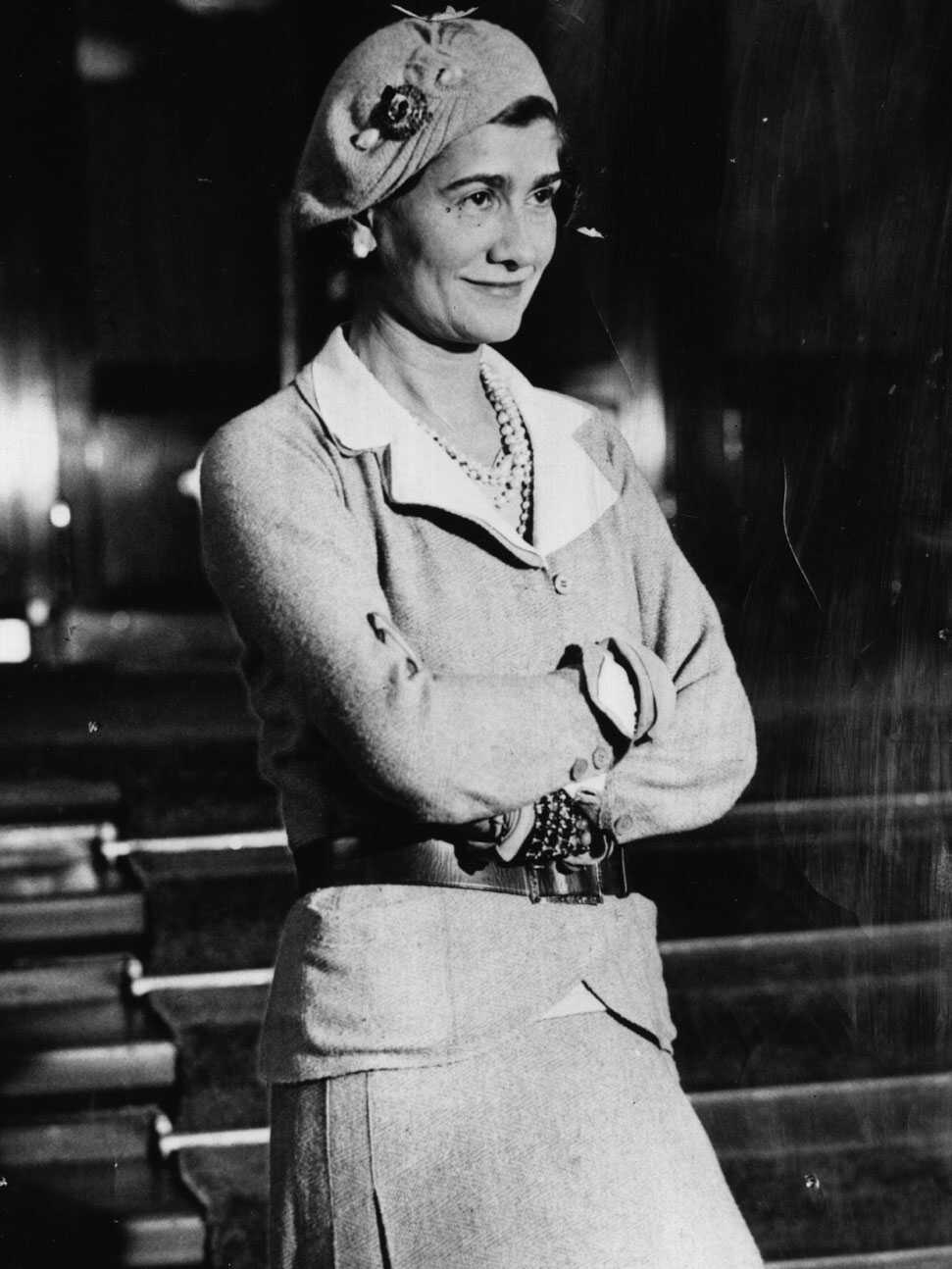 Stunning Coco Chanel Pics: A Fashion Legends Life in Photos.