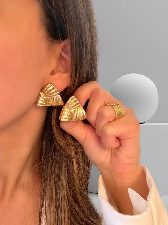 Trendy Earrings in Gold: Shop Now For Your Next Look.
