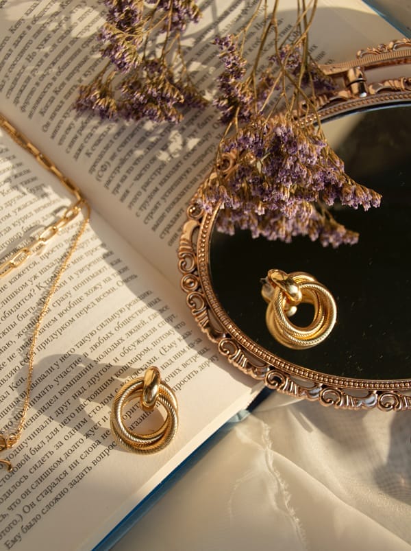 Where to buy womens fashion earrings? Here are some popular places for your reference and these tips may help you!