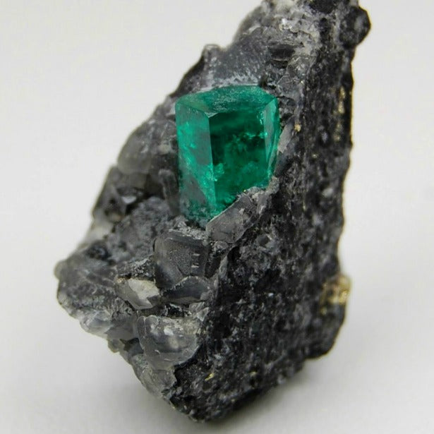 Discovering Emerald in Nature: A Simple Guide for Everyone