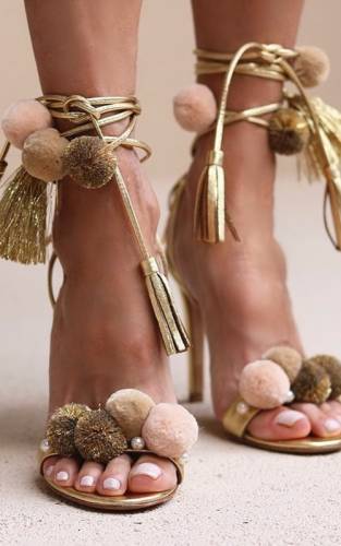 Beach wedding bridal sandals style guide: Whats hot and whats not. Stay on-trend with these tips